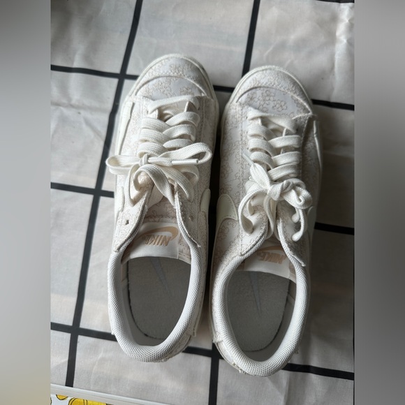 Nike Women’s Blazer Low ‘77 SE in Sail/Sesame - Picture 5 of 8